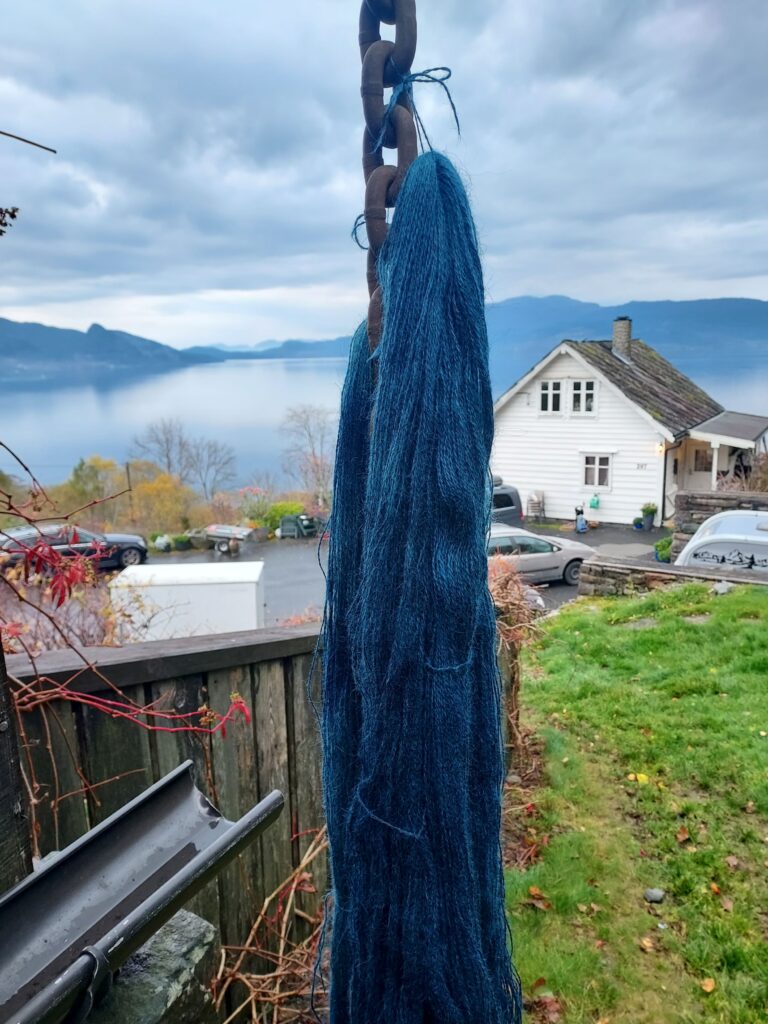 Garn farget med indigo ved Hardanger kulturgalleri