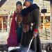 Mor og barn i vikingklær
