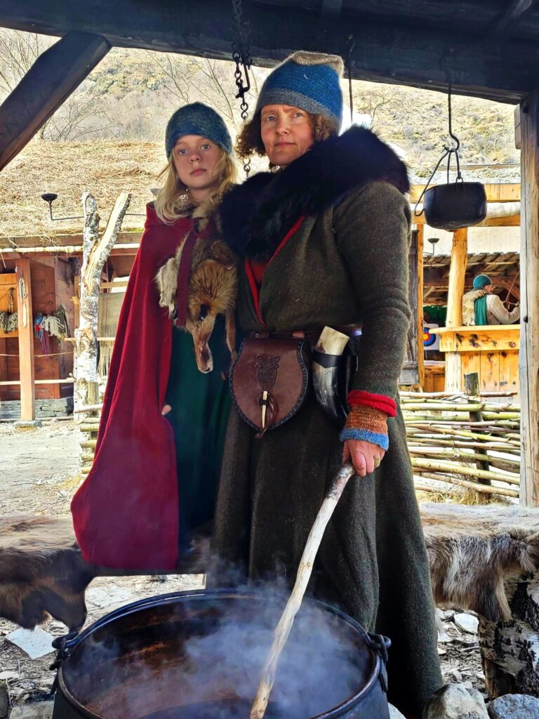 Mor og barn i vikingklær